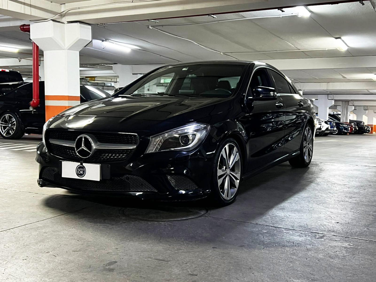 Vista lateral Mercedes-Benz CLA 180 2016 silueta fluida y llantas de aleación Santiago