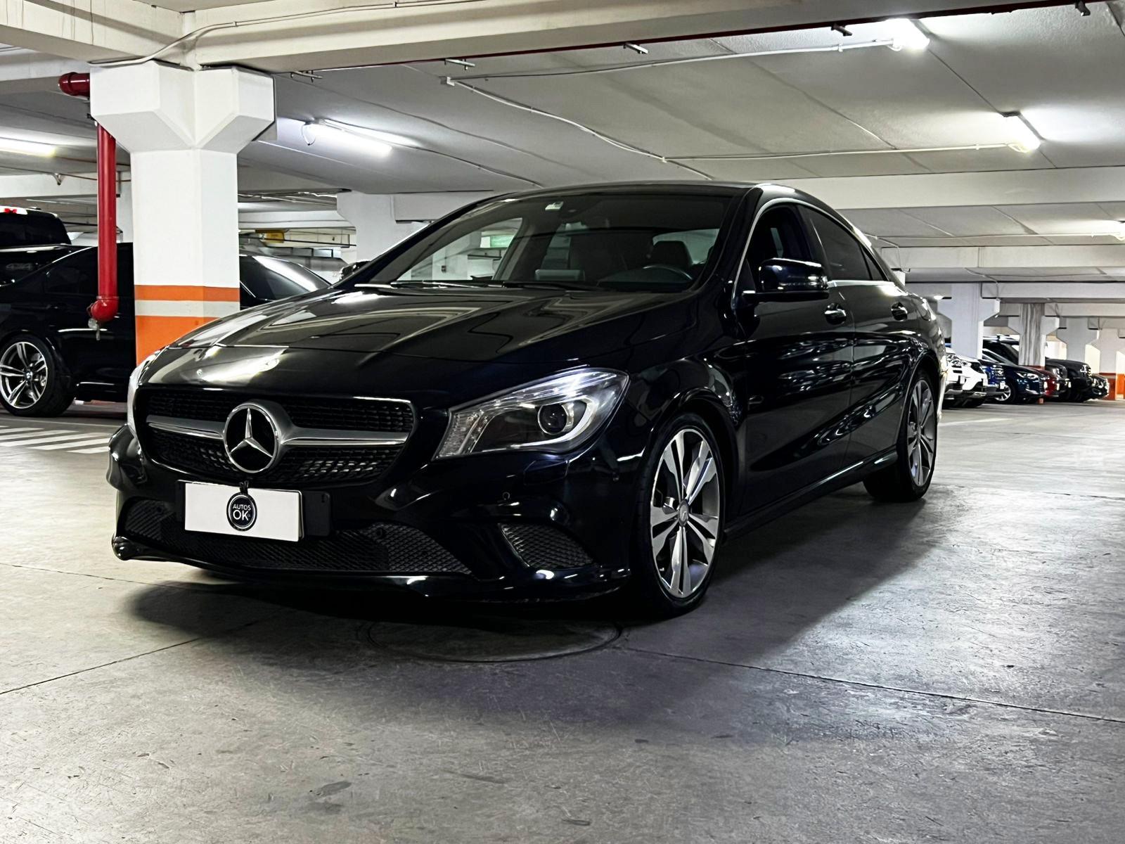 Vista lateral Mercedes-Benz CLA 180 2016 silueta fluida y llantas de aleación Santiago