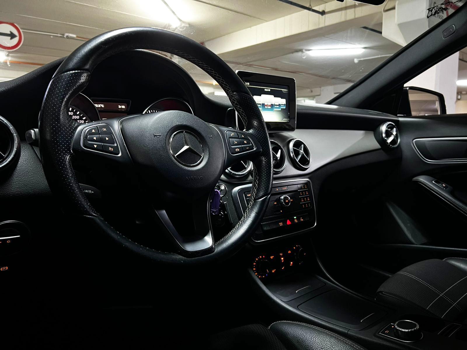 Interior Mercedes-Benz CLA 180 2016 asientos deportivos y tablero premium