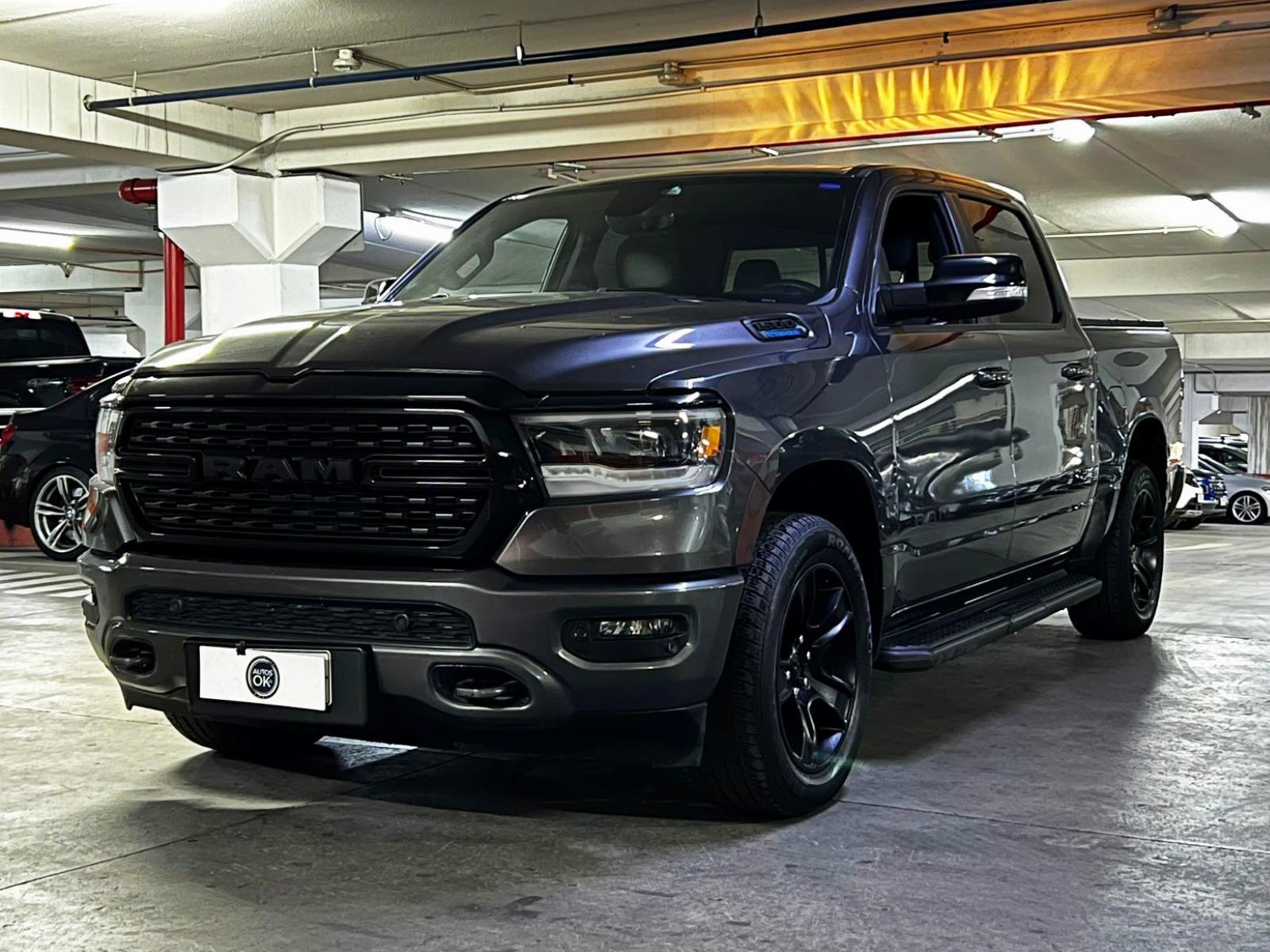 Vista lateral RAM 1500 2023 llantas de aleación y diseño robusto 4x4 Santiago