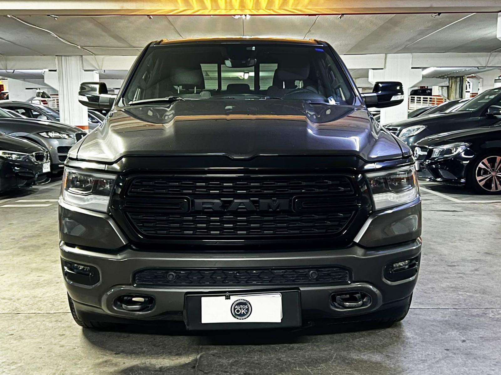 RAM 1500 Big Horn 2023 frente pickup imponente parrilla cromada