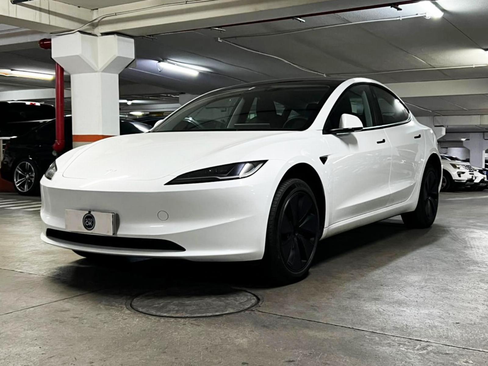 Vista lateral Tesla Model 3 AWD 2024 llantas Aero y techo panorámico Santiago
