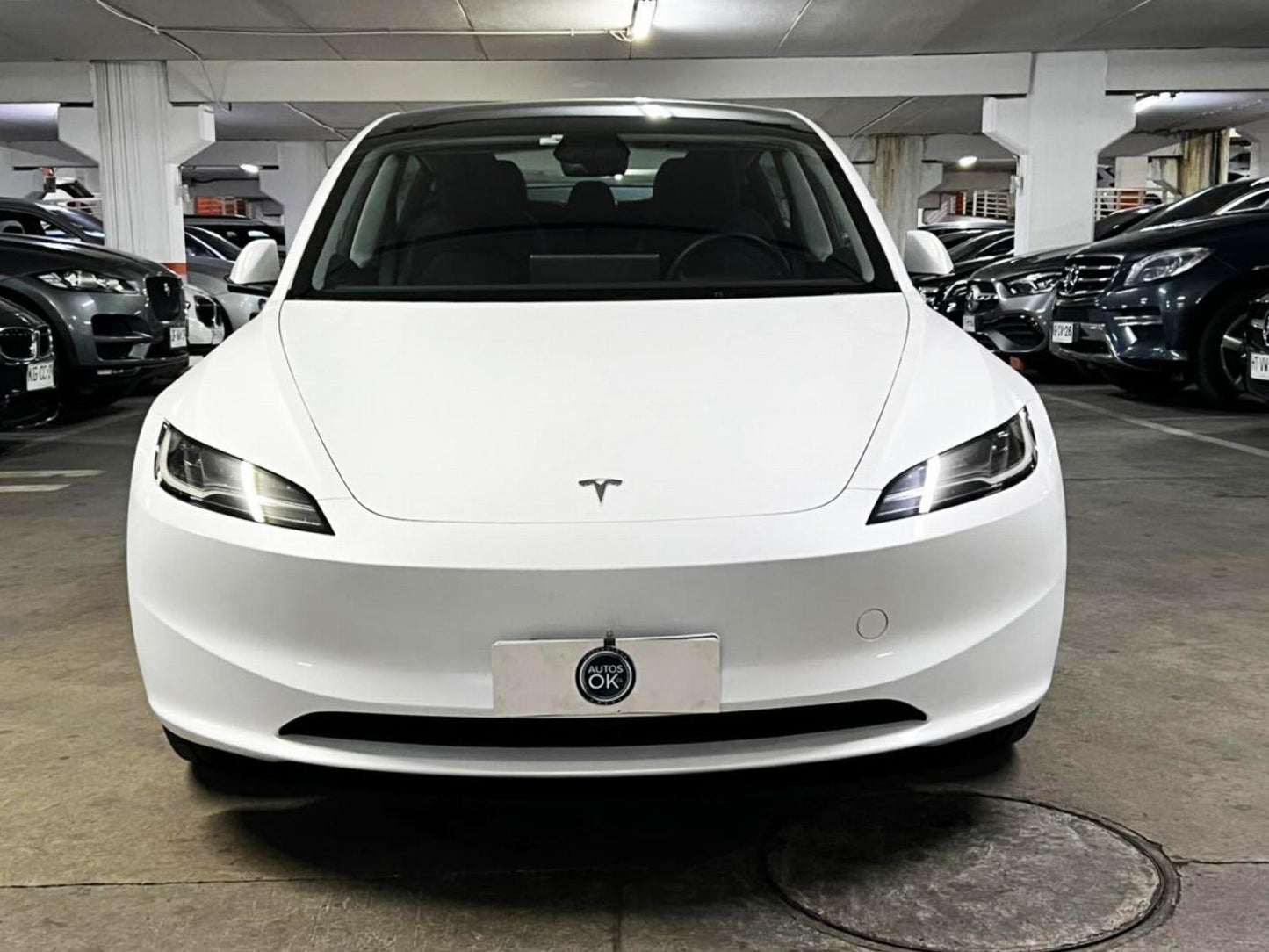 Tesla Model 3 Long Range 2024 frente sedán eléctrico blanco