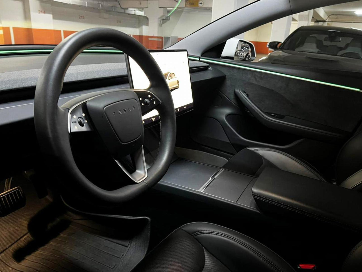 Interior Tesla Model 3 2024 pantalla central y diseño minimalista
