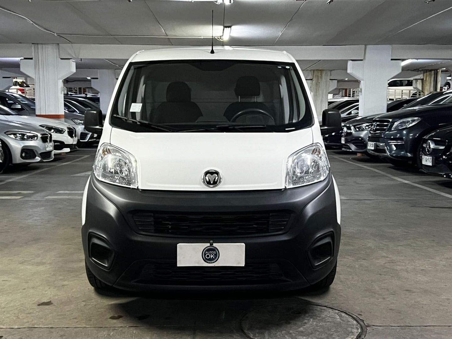 RAM 700 Van City 2022 frente furgón blanco de carga urbano
