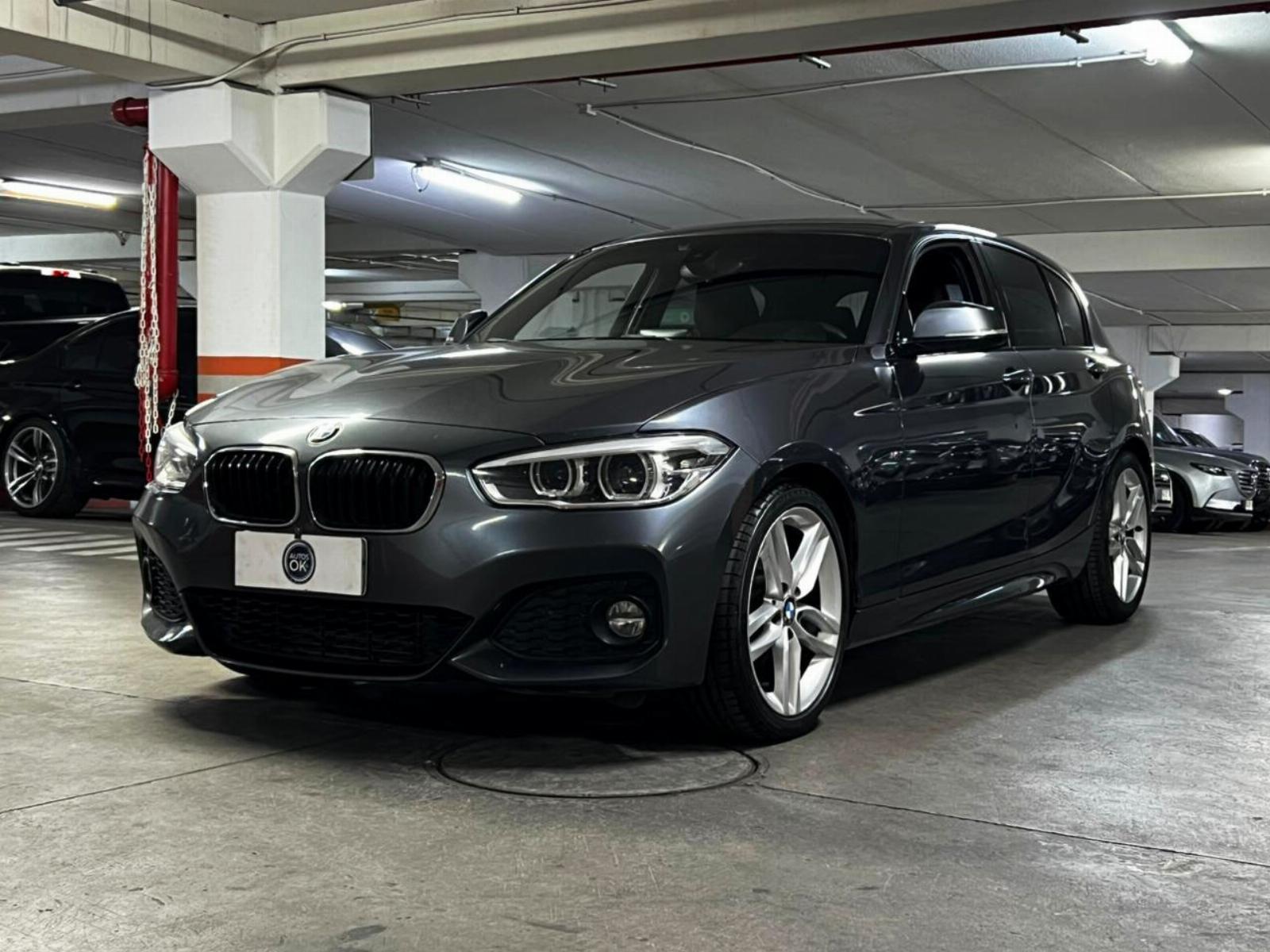 Vista lateral BMW 120i 2017 llantas de aleación y diseño deportivo Santiago