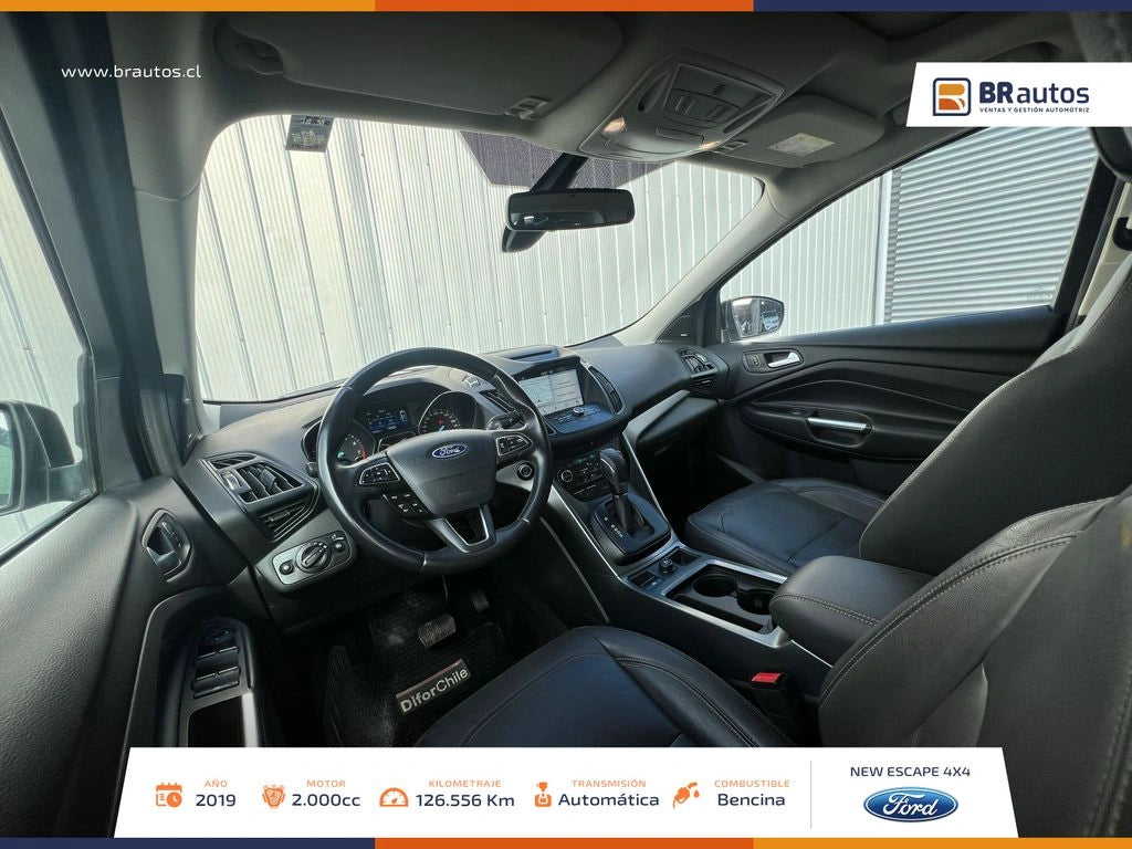 Interior Ford Escape 2019 pantalla SYNC 3 y climatizador