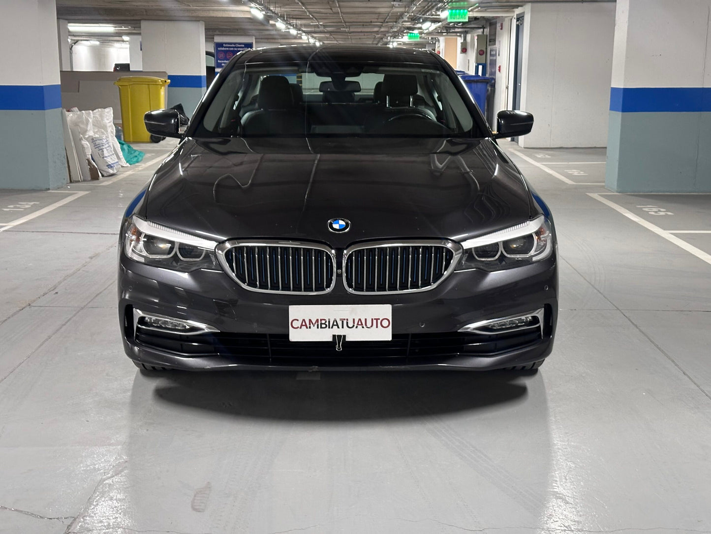 BMW 530e Luxury 2018 sedán híbrido enchufable frente plateado Detodoauto