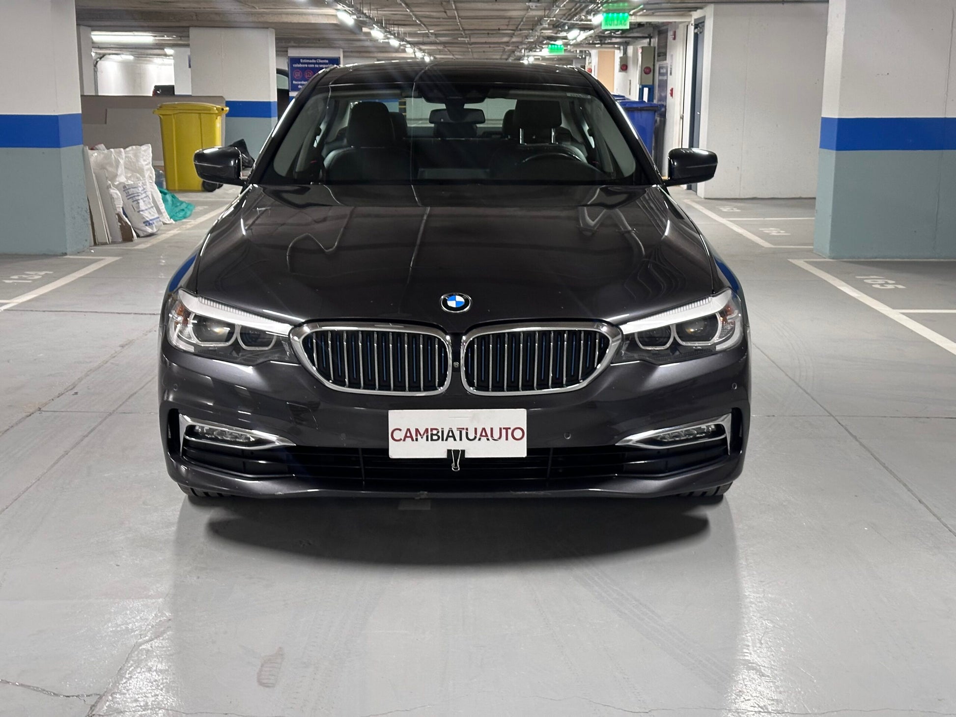 BMW 530e Luxury 2018 sedán híbrido enchufable frente plateado Detodoauto