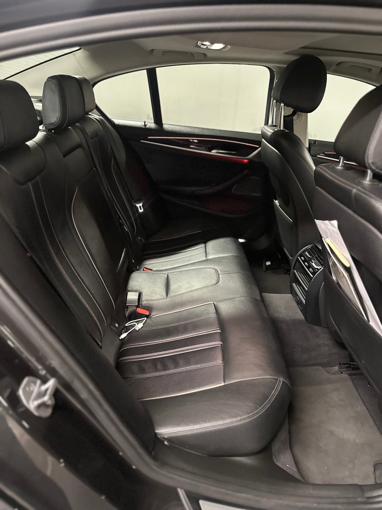 Interior BMW 530e tapiz de cuero asientos calefaccionados y cámara 360