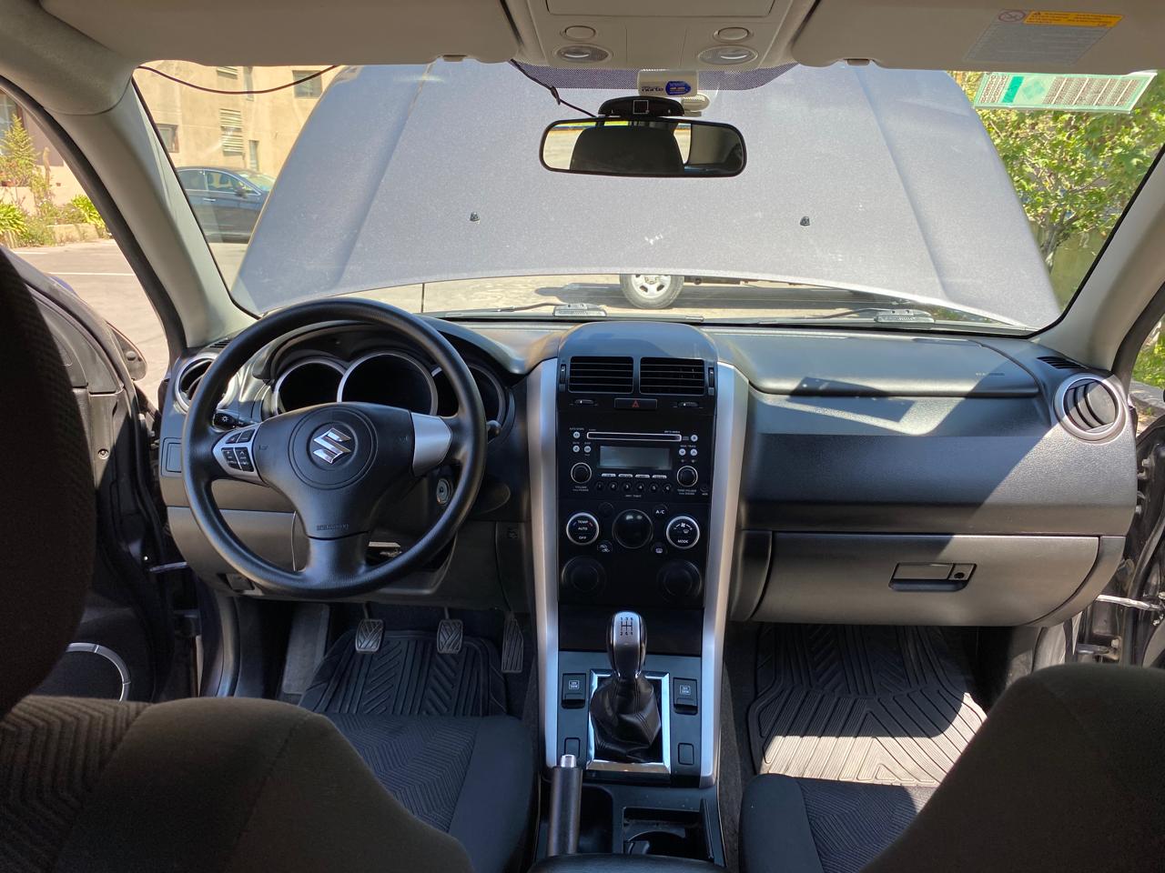 Interior Suzuki Grand Nomade 2017 comandos y caja manual
