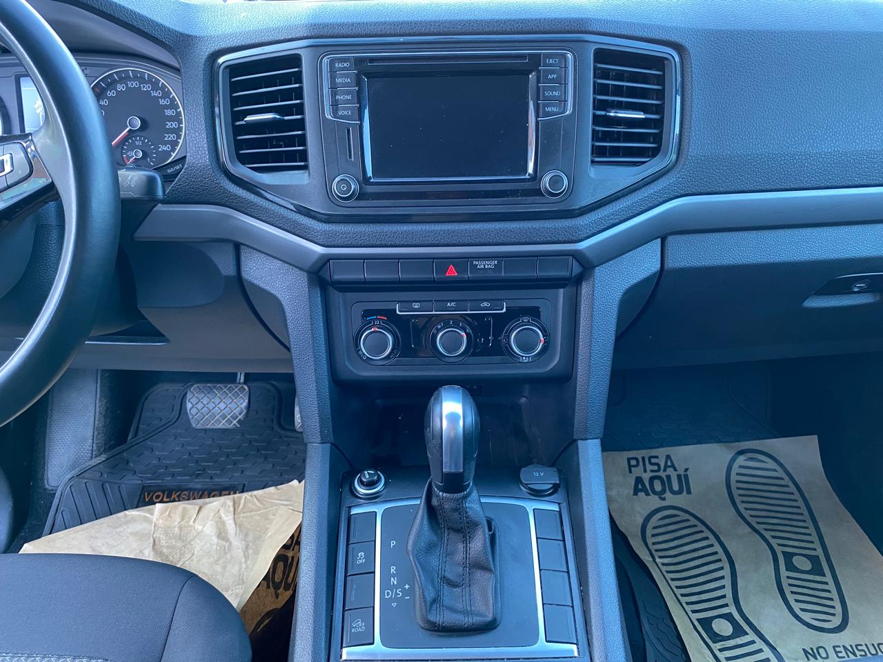 Interior Volkswagen Amarok Comfortline 2021 comandos al volante y climatizador