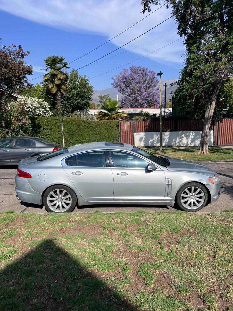 Vista lateral Jaguar XF sedán de lujo  Detodoauto