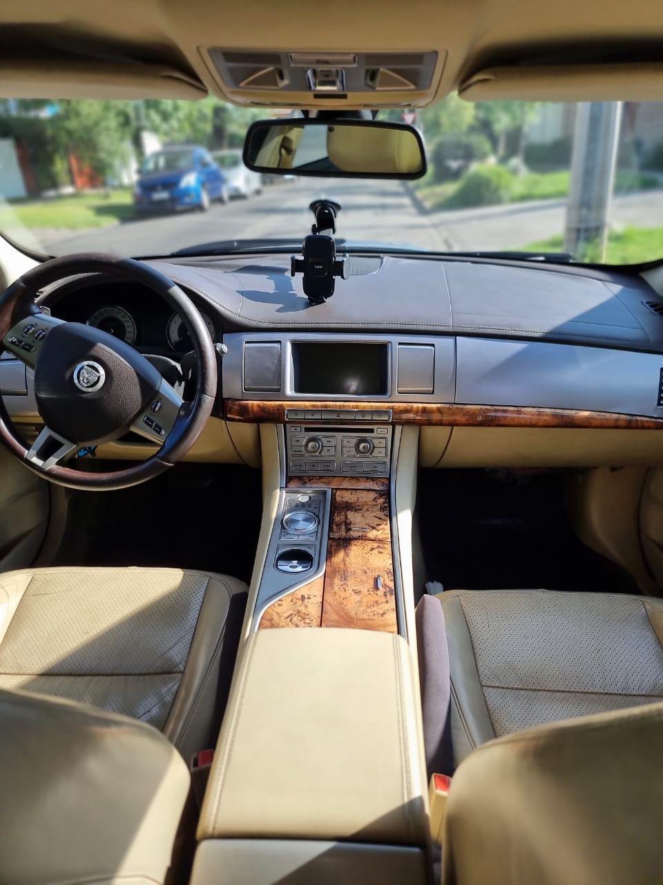 Interior Jaguar XF 2010 selector de cambios rotativo y cuero premium