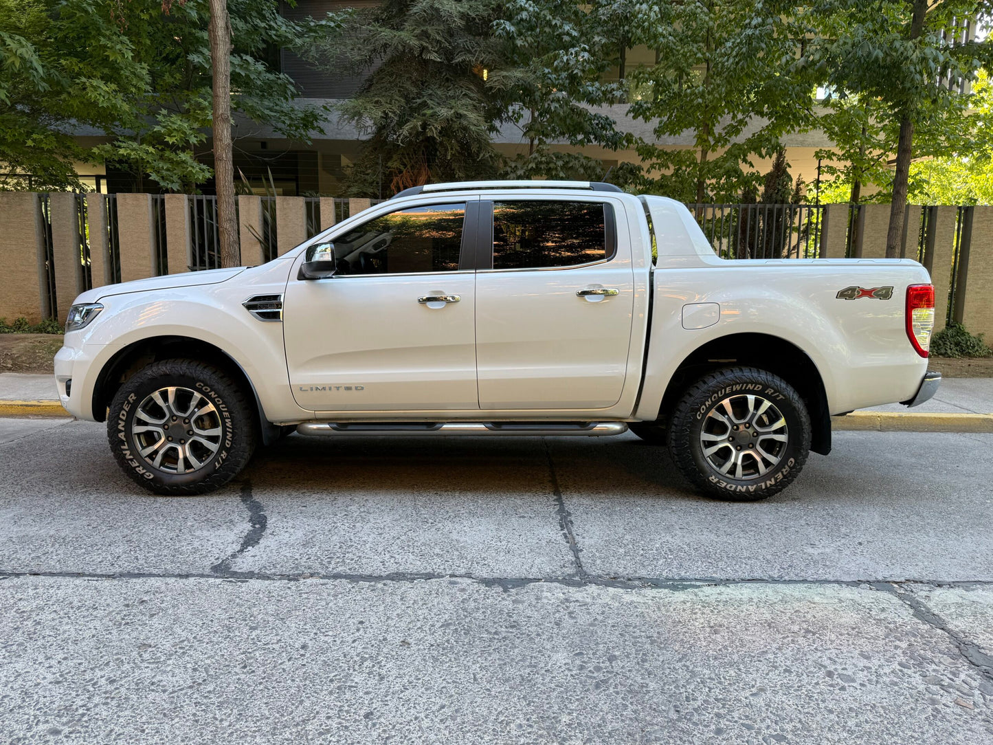 Perfil Ford Ranger Limited 2023 llantas originales versión tope de gama