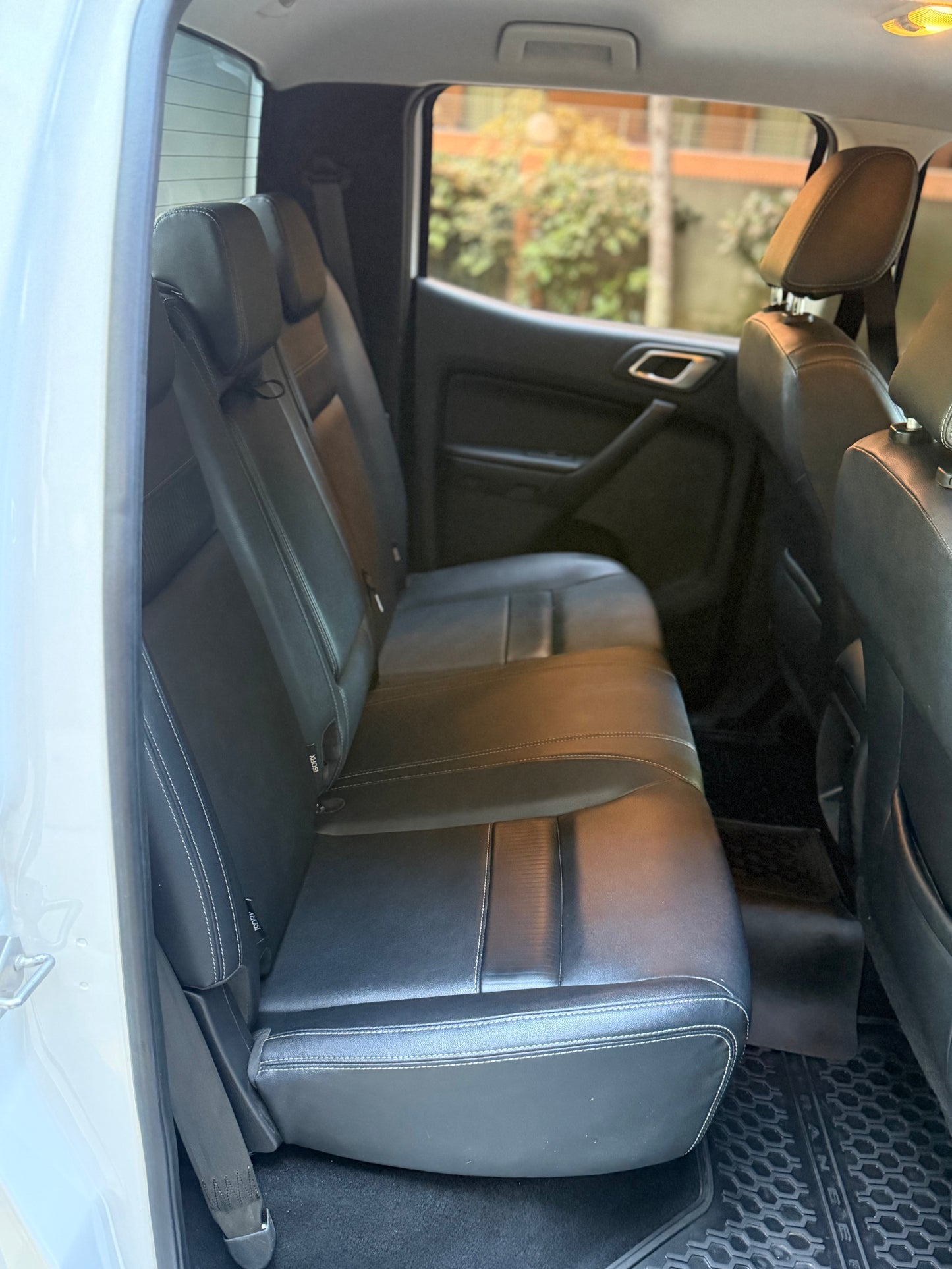 Interior cuero Ford Ranger Limited 2023 pantalla touch y climatizador