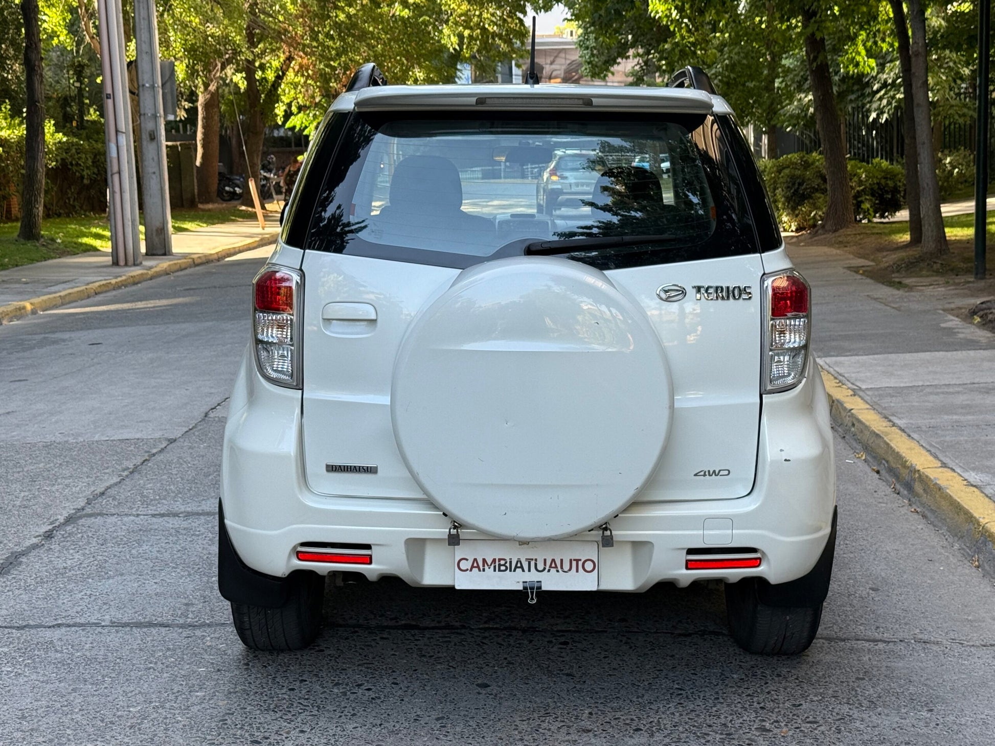 Vista trasera Daihatsu Terios con rueda de repuesto exterior SUV 4x4