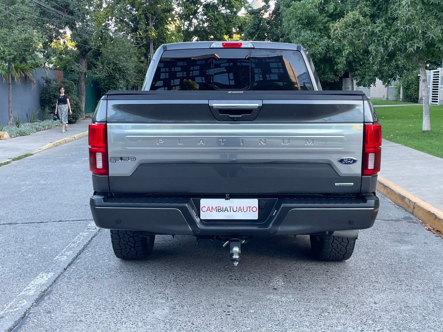 Cubre pick-up rígido instalado en Ford F-150 Platinum 4x4