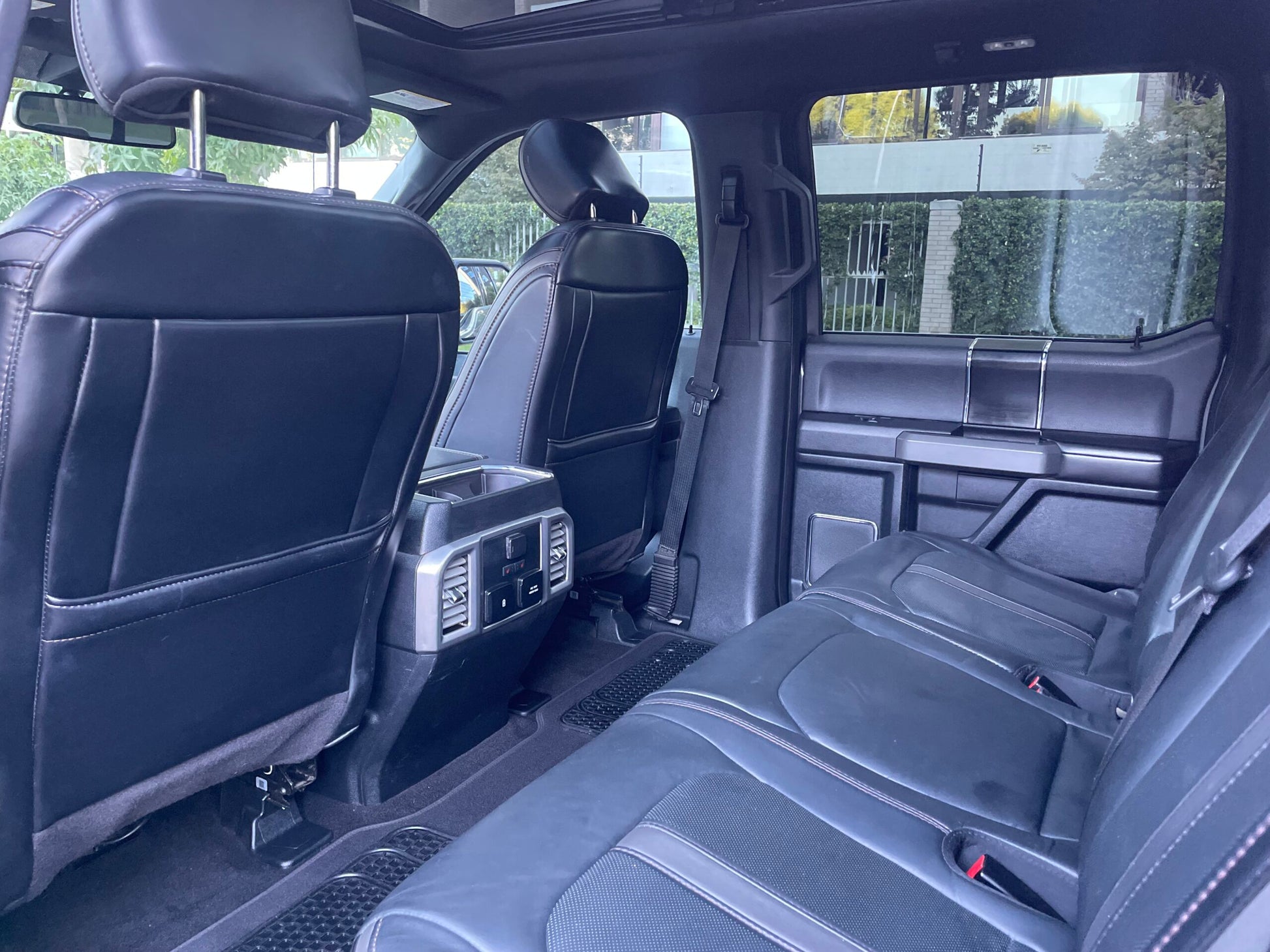 Interior cuero Ford F-150 Platinum asientos con masaje y memoria
