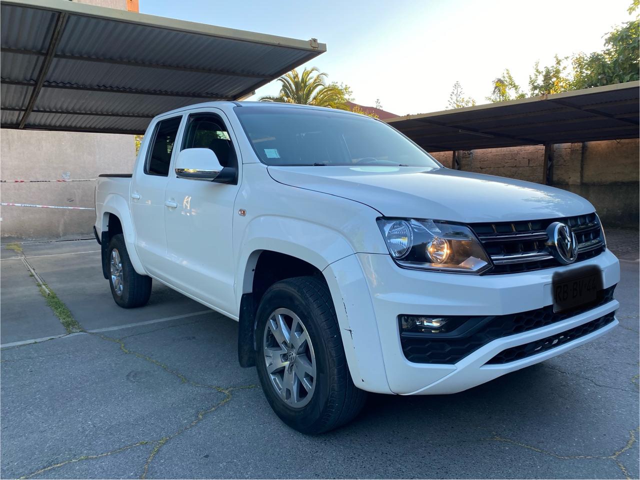 Vista lateral Volkswagen Amarok 2021 pick-up doble cabina uso familiar