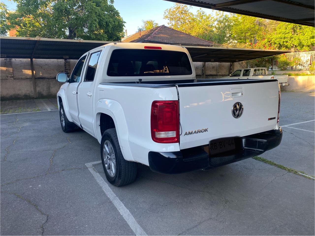 Espacio de carga Volkswagen Amarok 2021 con cubre pick-up excelente estado