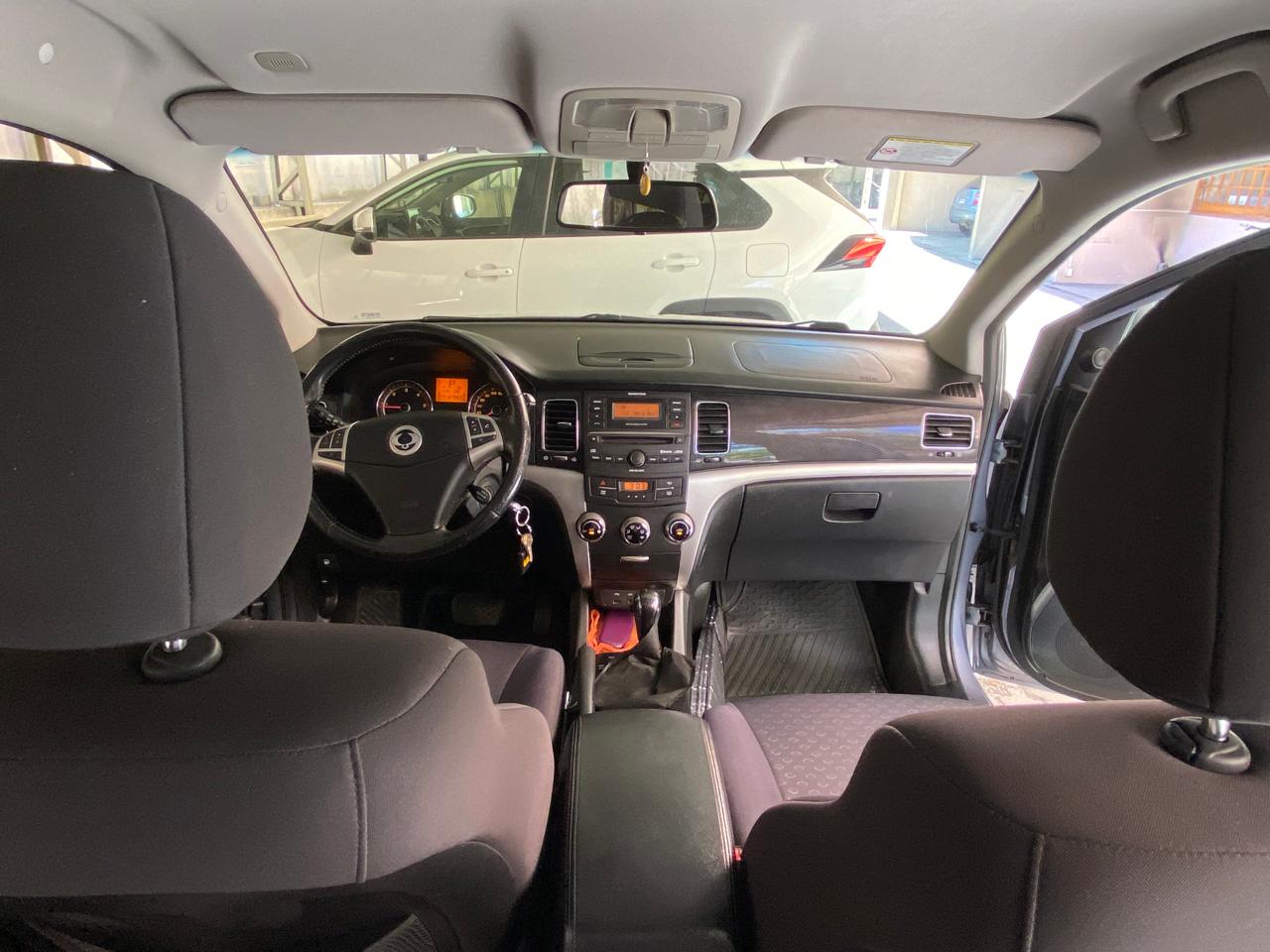 Interior SsangYong Korando 2014 con palanca de cambios automática y consola central
