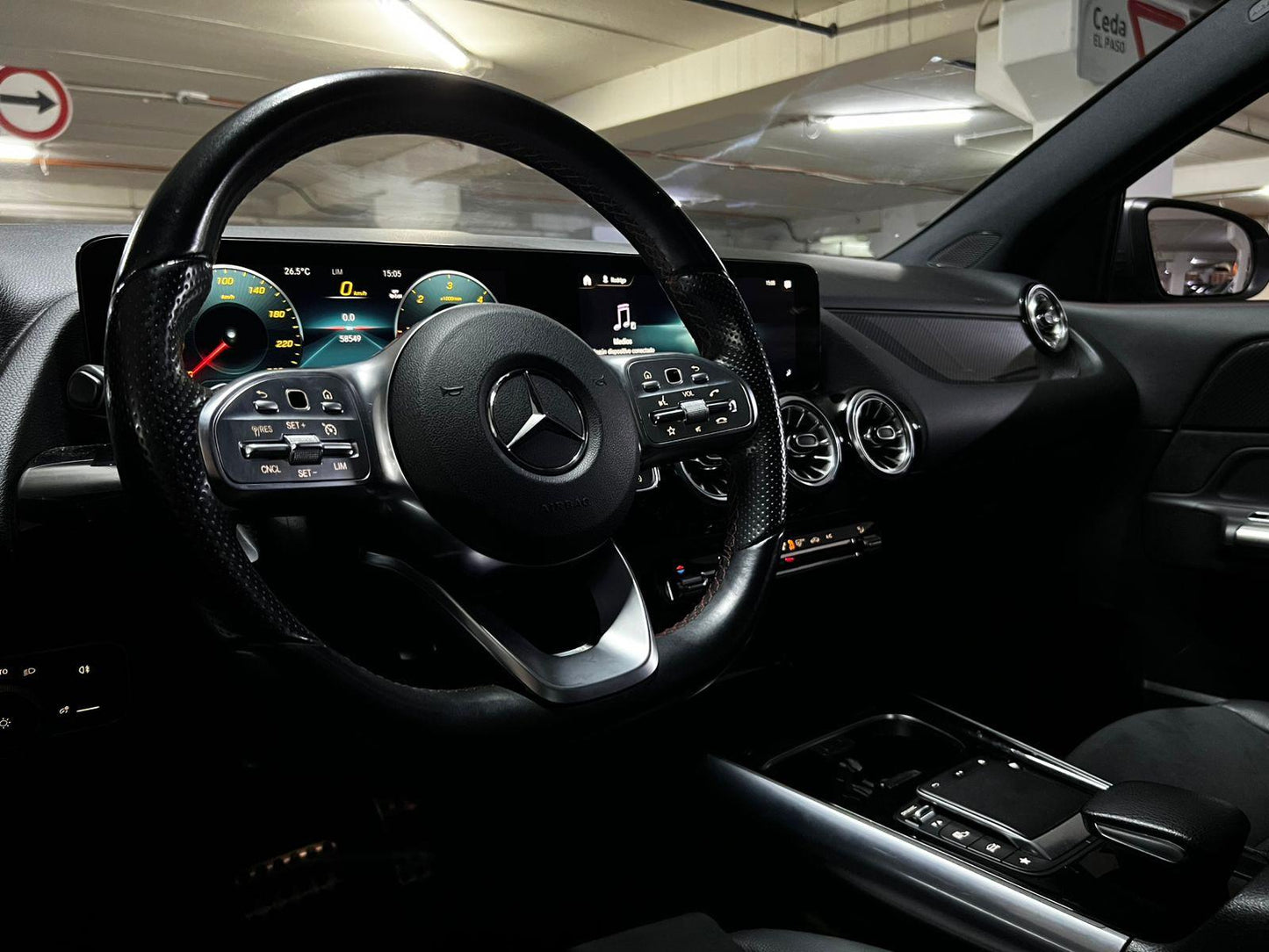 Interior Mercedes-Benz GLA 220 d 2023 sistema MBUX y volantes multifuncional