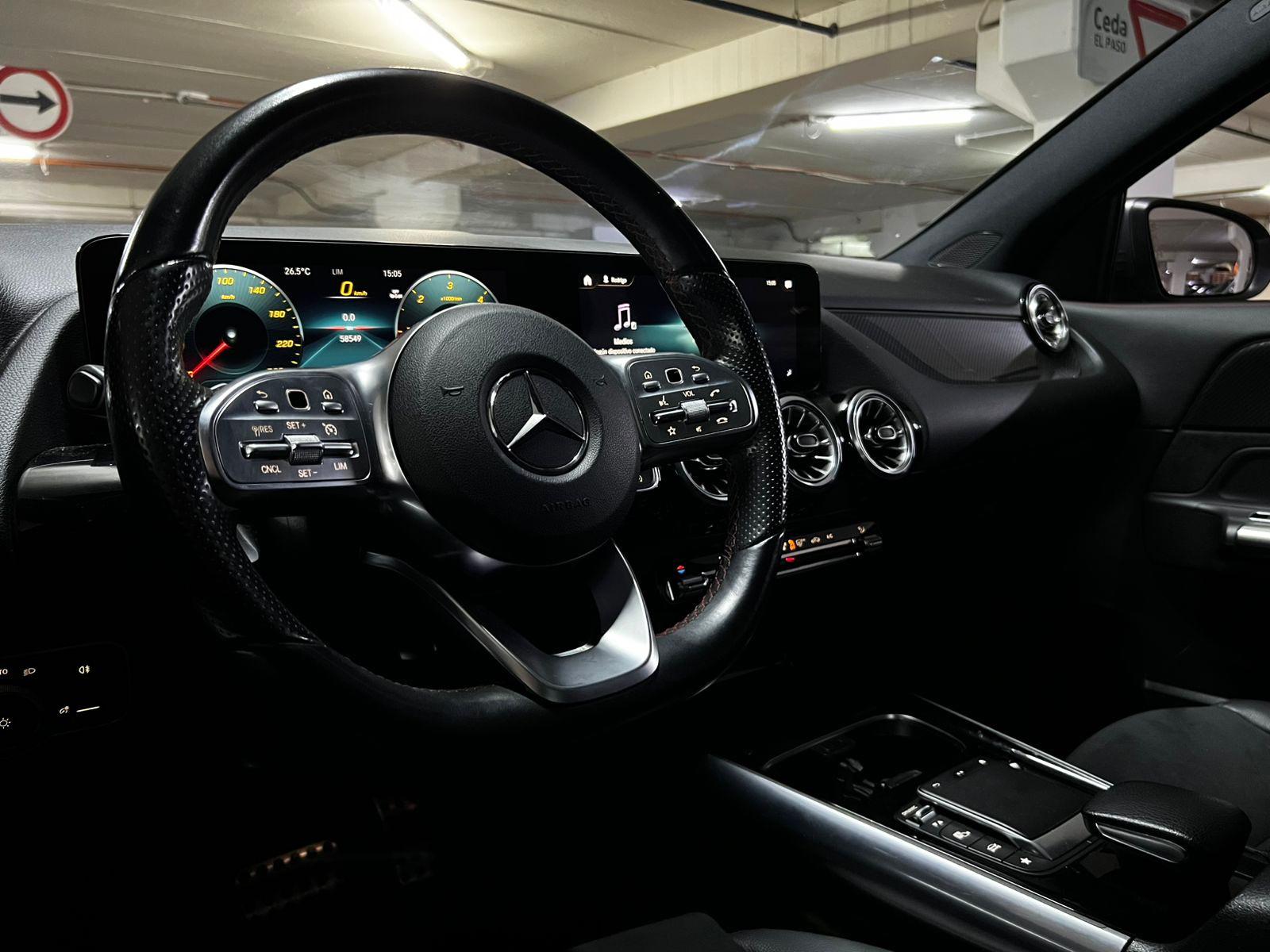 Interior Mercedes-Benz GLA 220 d 2023 sistema MBUX y volantes multifuncional