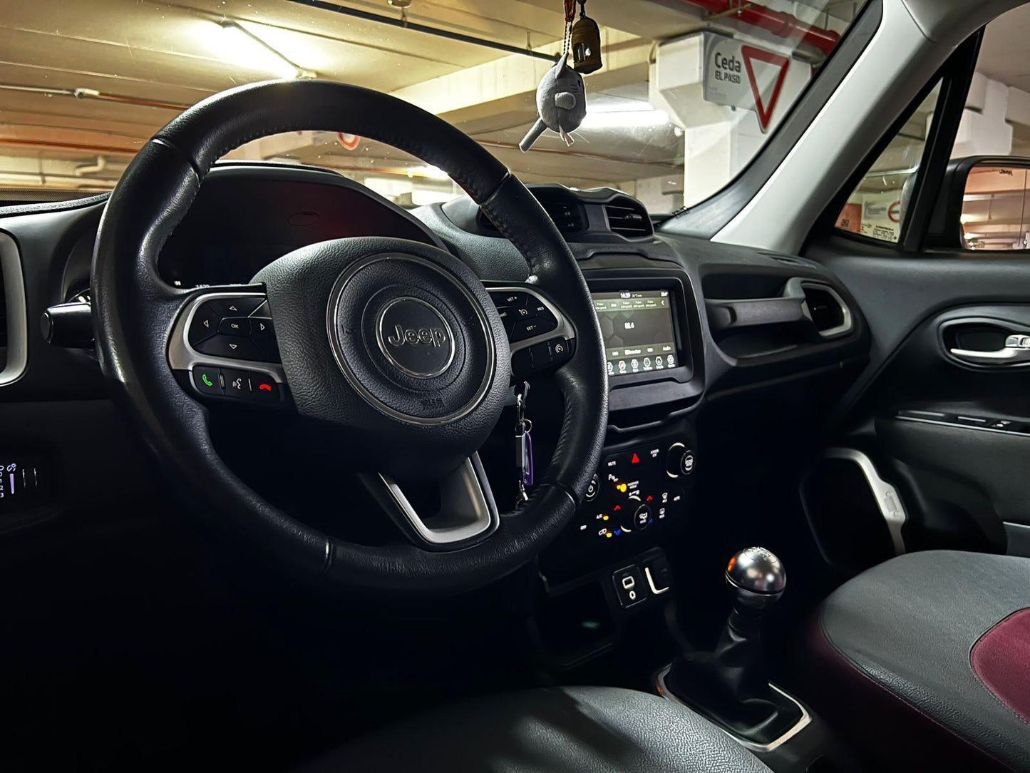 Interior Jeep Renegade 2022 pantalla táctil y volante multifuncional