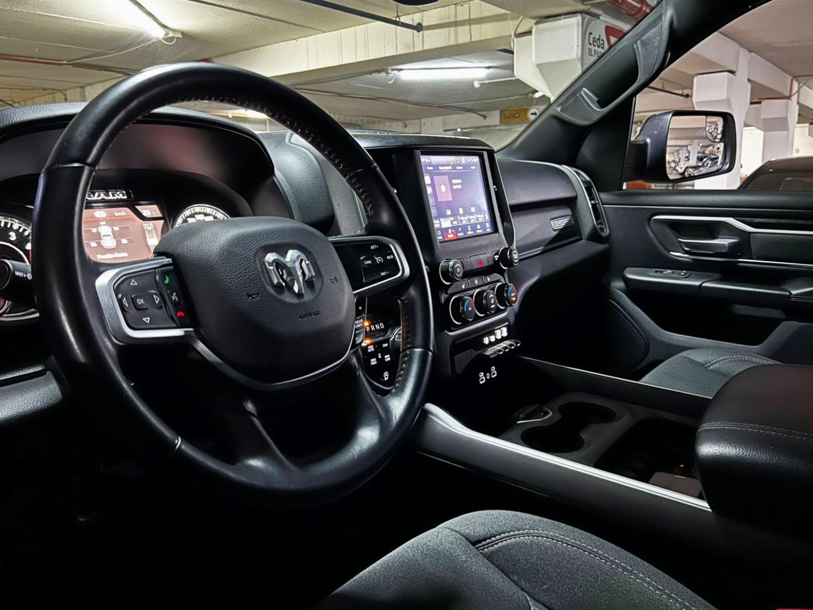Interior RAM 1500 Crew Cab 2023 espacio trasero líder y pantalla táctil