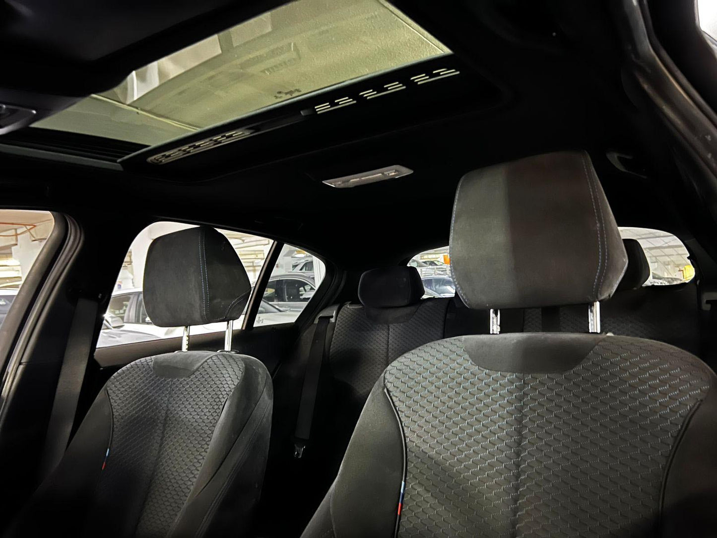 Interior BMW 120i 2017 versión Sport asientos deportivos y iDrive