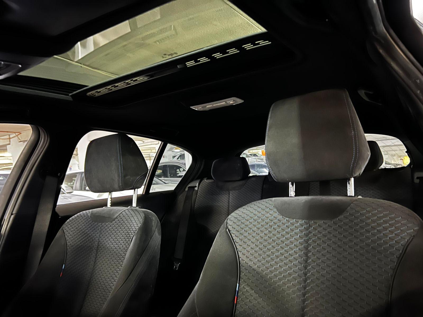 Interior BMW 120i 2017 versión Sport asientos deportivos y iDrive