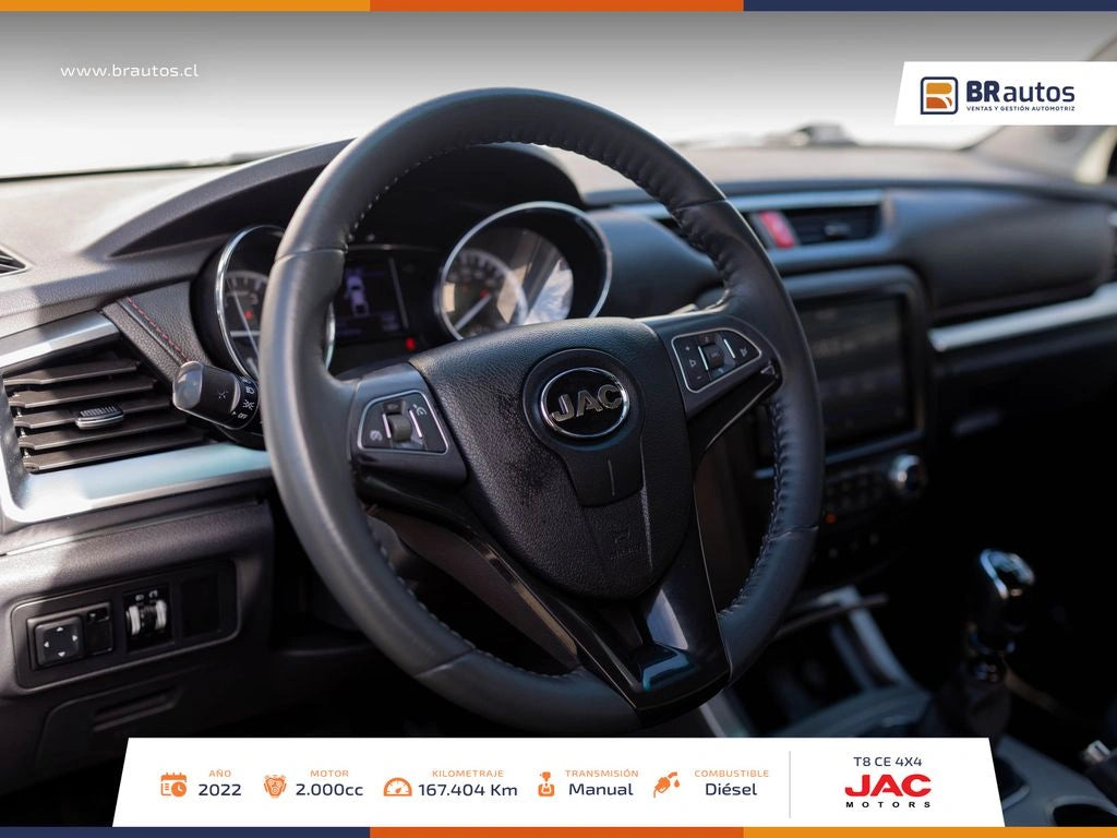 Interior JAC T8 2022 pantalla touch y comandos volante