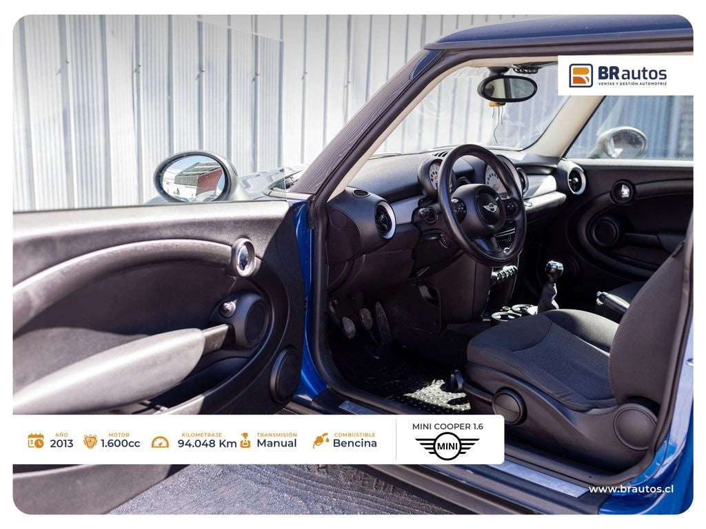 Interior MINI Cooper 2013 velocímetro central y caja mecánica