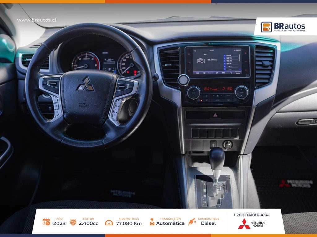 Interior Mitsubishi L200 Dakar 2023 pantalla táctil y climatizador bi-zona