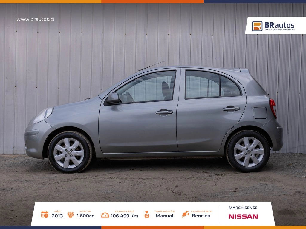 Vista lateral compacta Nissan March 2013 llantas originales