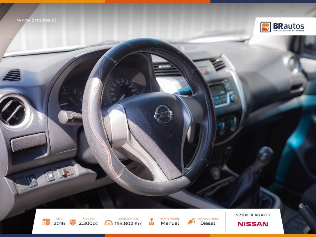 Interior Nissan NP300 2016 controles y caja de 6 velocidades