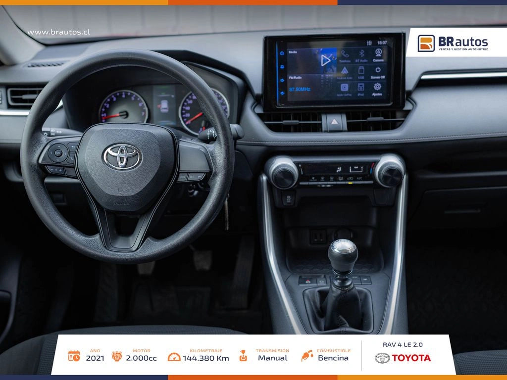 Interior Toyota RAV4 2021 pantalla touch y caja de 6 marchas