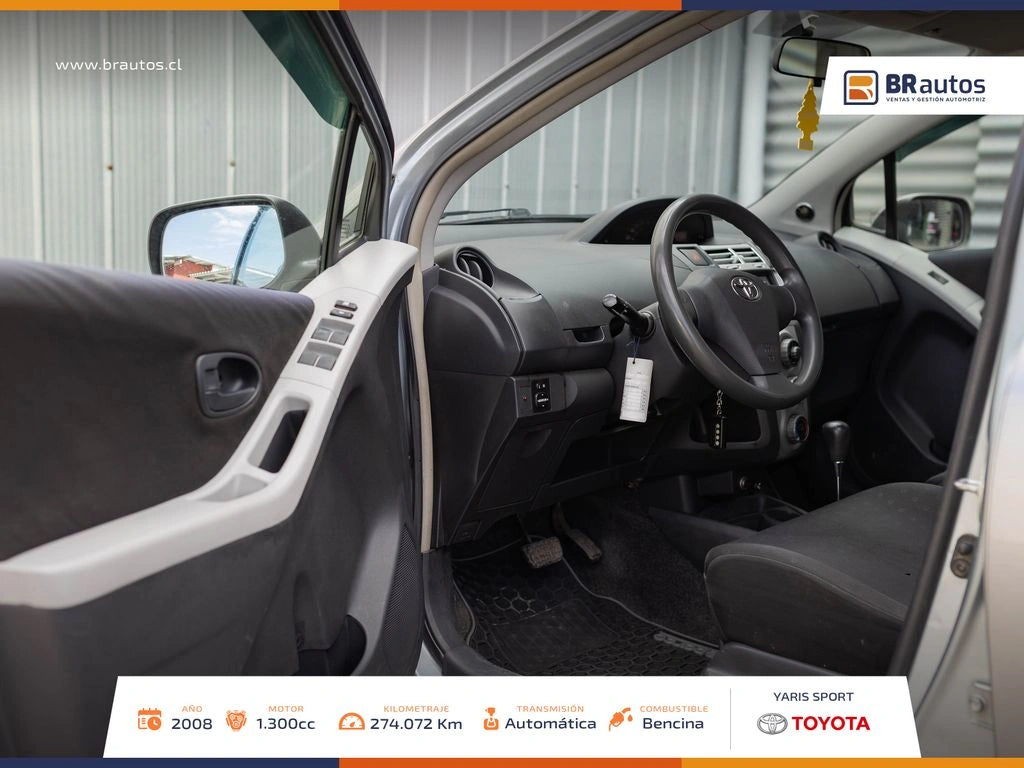 Interior Toyota Yaris Sport 2008 tablero central y caja automática