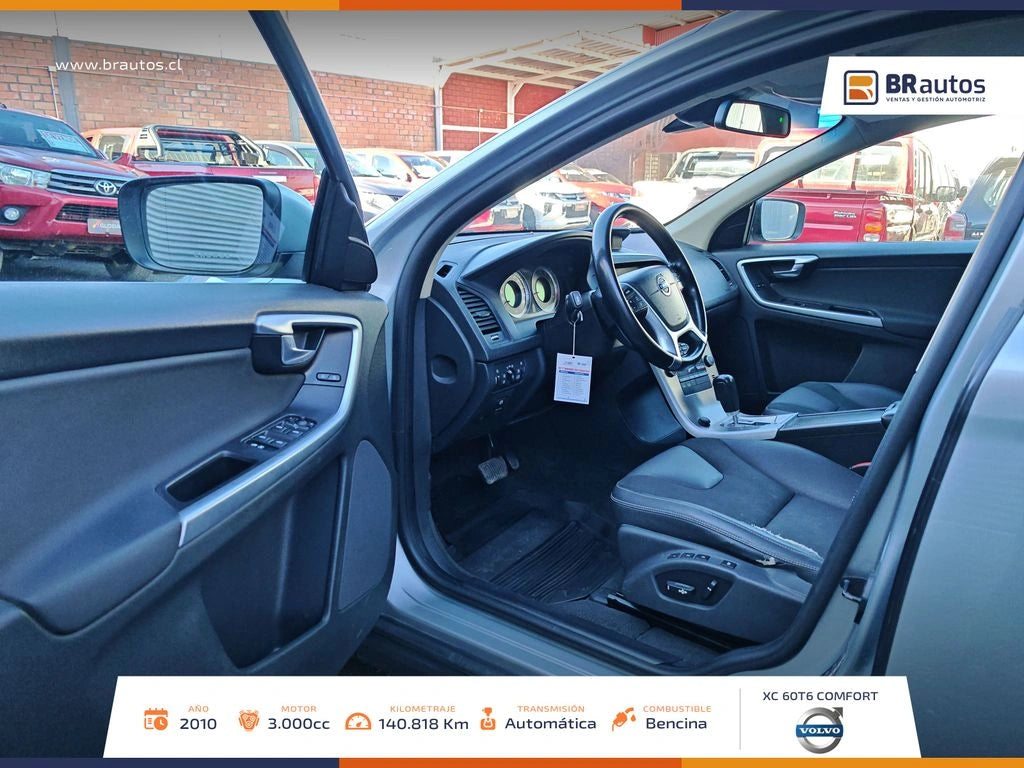 Interior Volvo XC60 asientos de cuero y panel central flotante