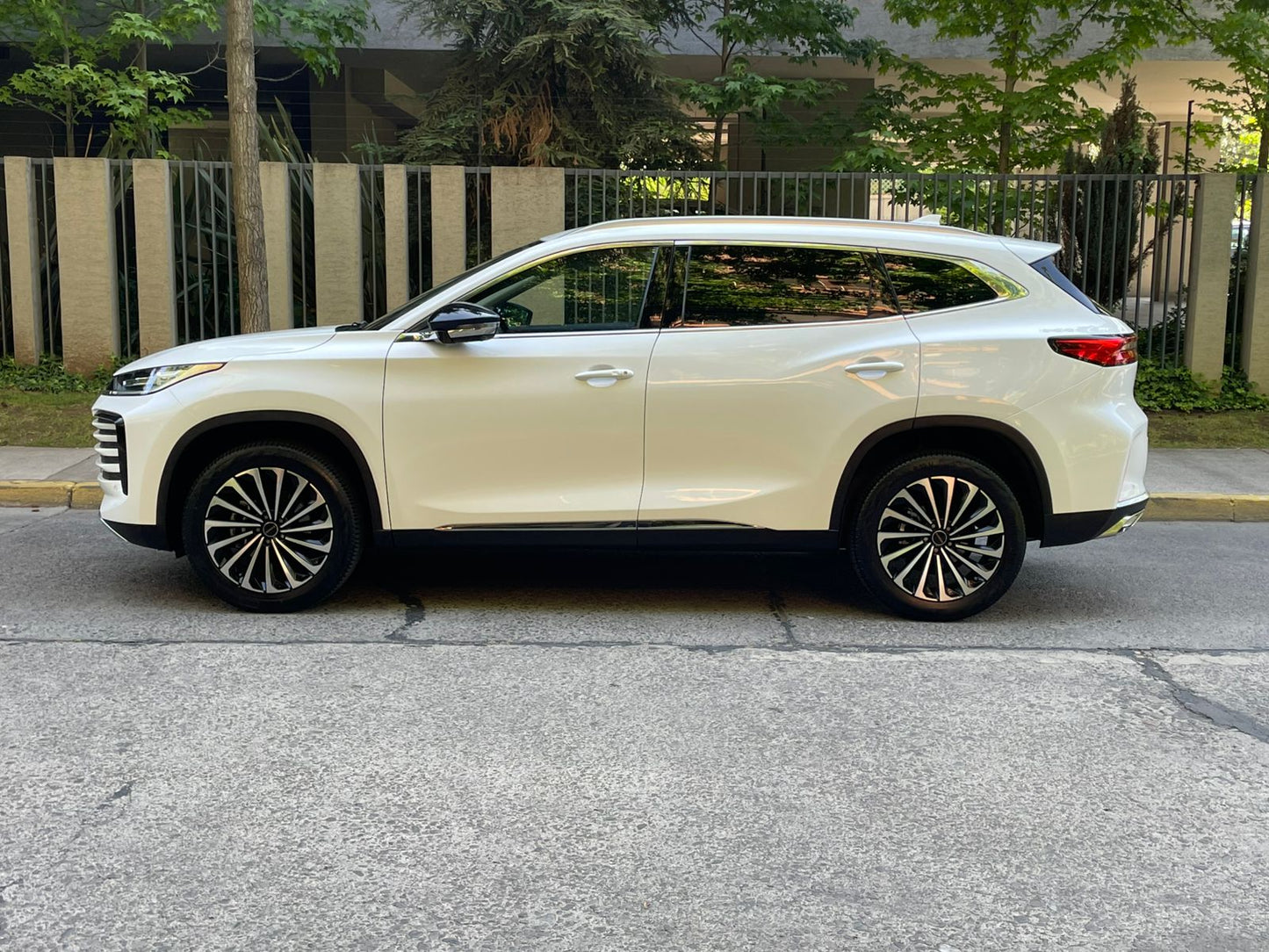 Perfil SUV Exeed TXL 2024 llantas bitono y diseño deportivo 4WD