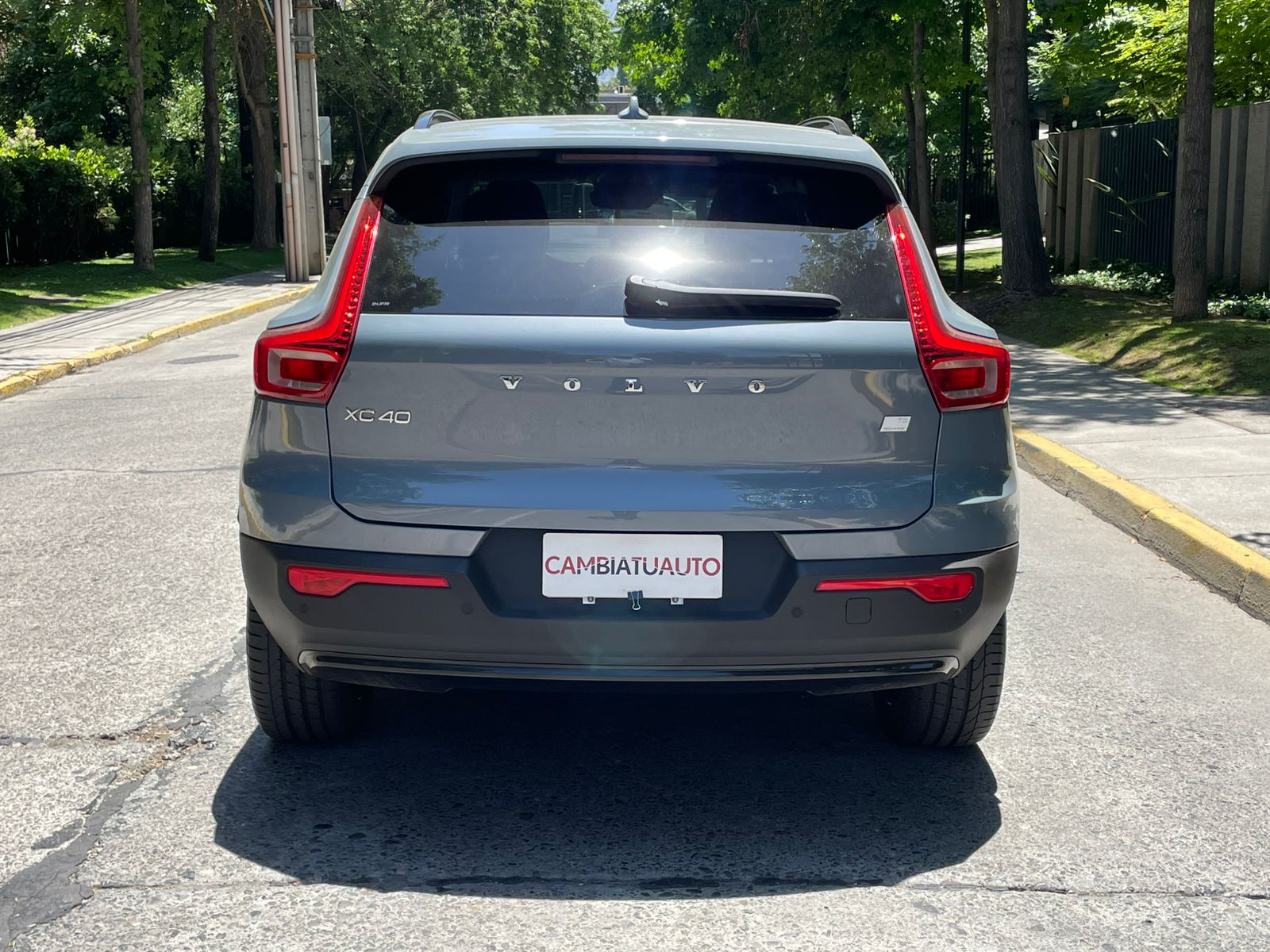 Vista trasera Volvo XC40 Recharge insignia T5 y luces LED icónicas