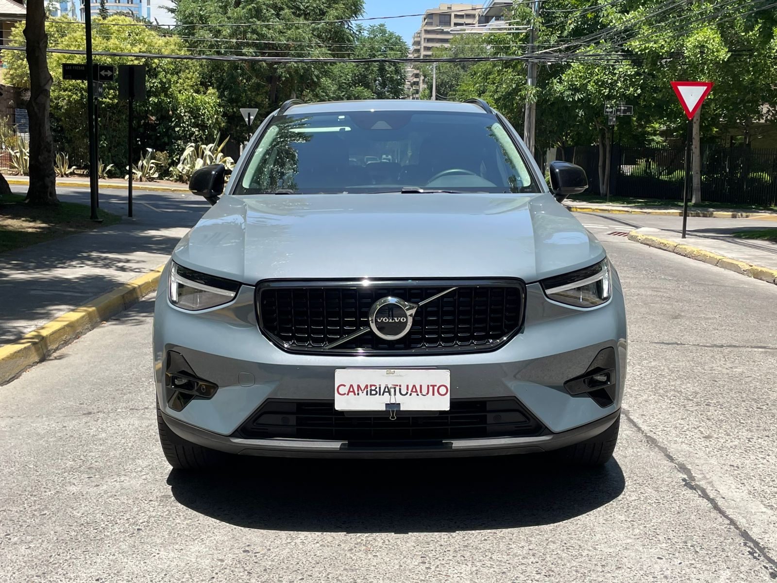 Volvo XC40 R-Design Recharge 2023 frente bitono deportivo Detodoauto