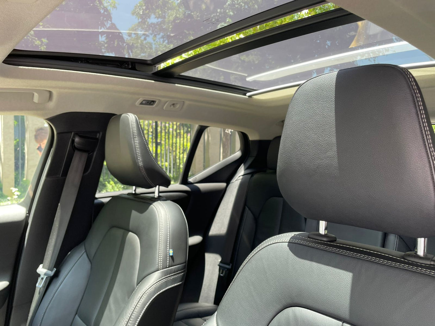 Techo panorámico eléctrico abierto Volvo XC40 Recharge 2023