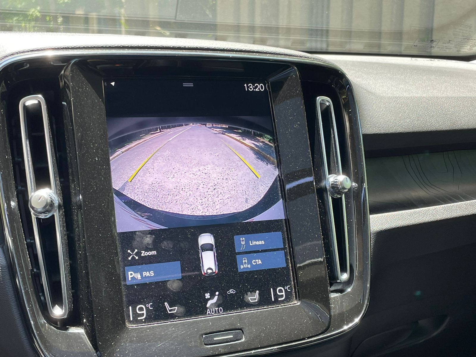 Pantalla vertical Volvo XC40 interior cuero y diseño escandinavo
