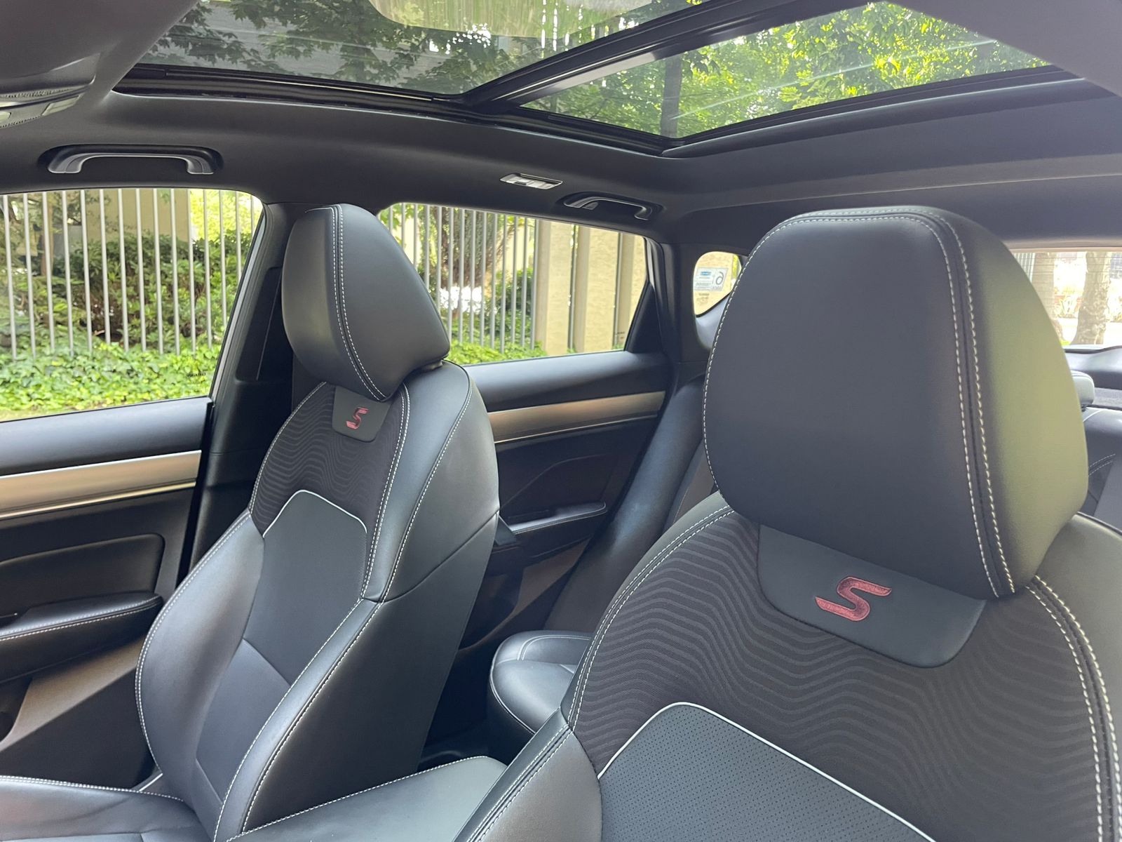 Sunroof panorámico abierto Geely Coolray Sport 2023
