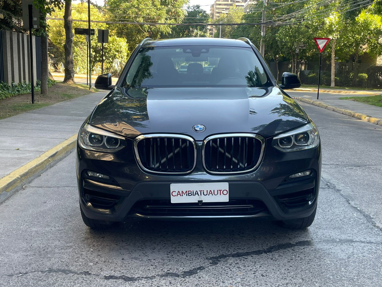BMW X3 xDrive20d 2021 frente blanco luces LED sensor estacionamiento Detodoauto