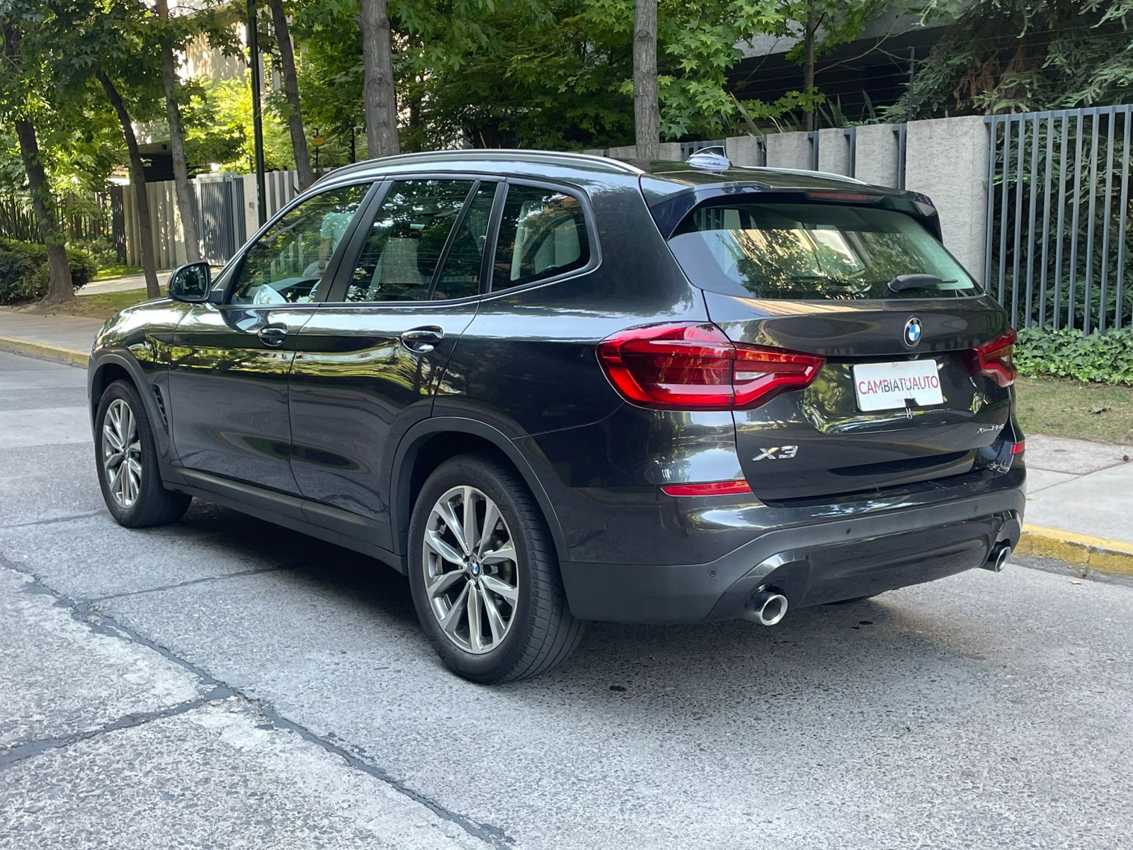 Apertura de portalón eléctrico maletero espacioso BMW X3 2021