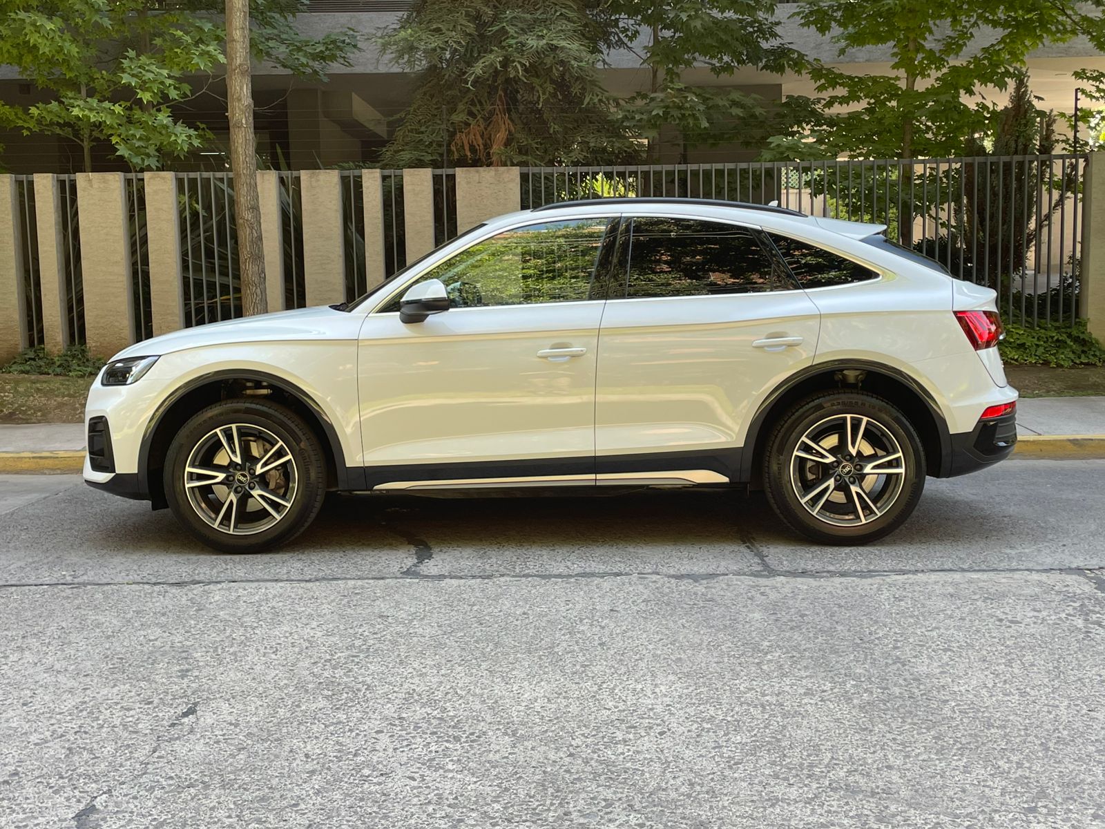 Perfil Audi Q5 Sportback 2025 diseño SUV coupé llantas sport
