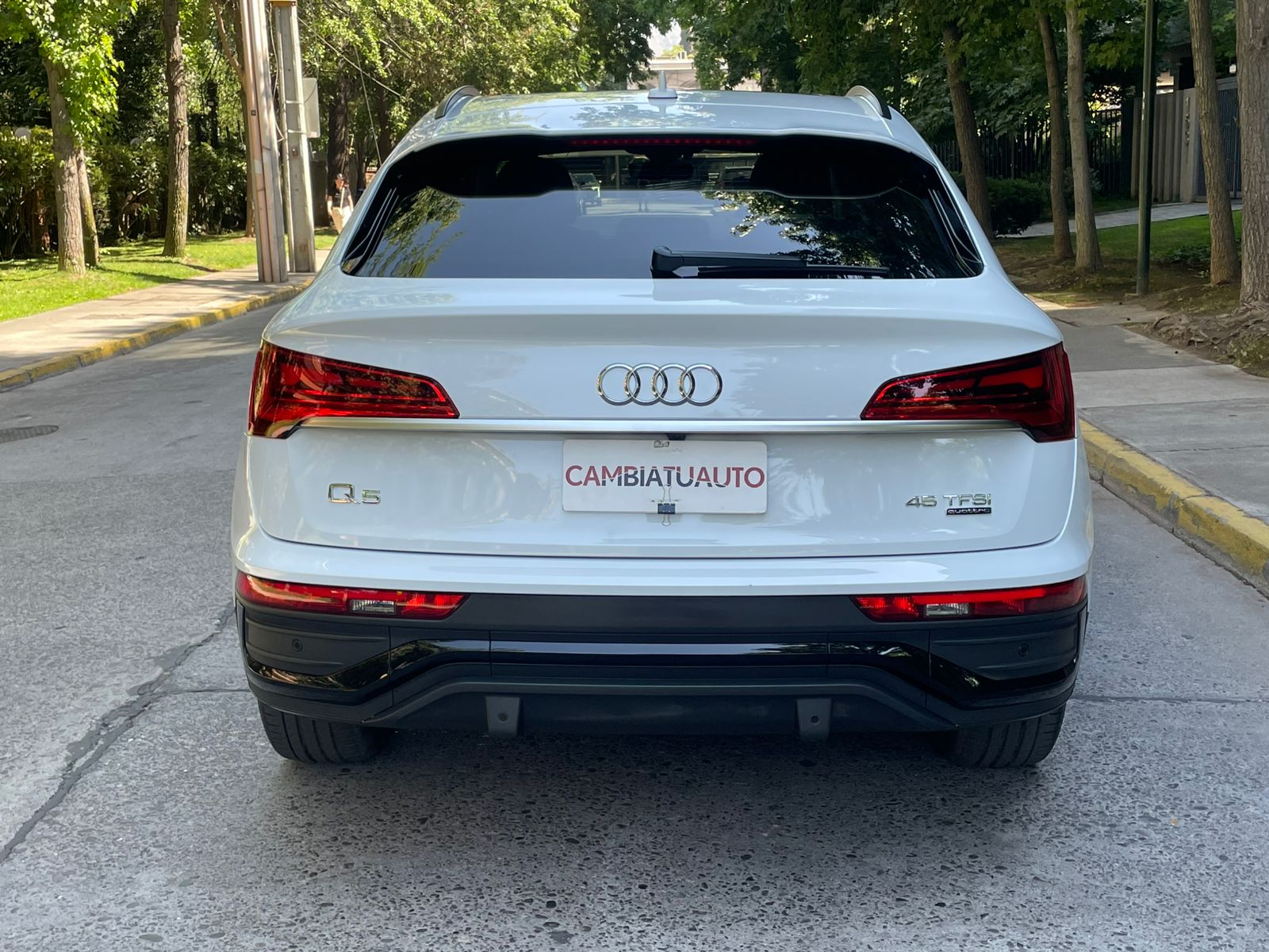 Audi Q5 Sportback 45 TFSI Quattro emblemas y luces LED dinámicas